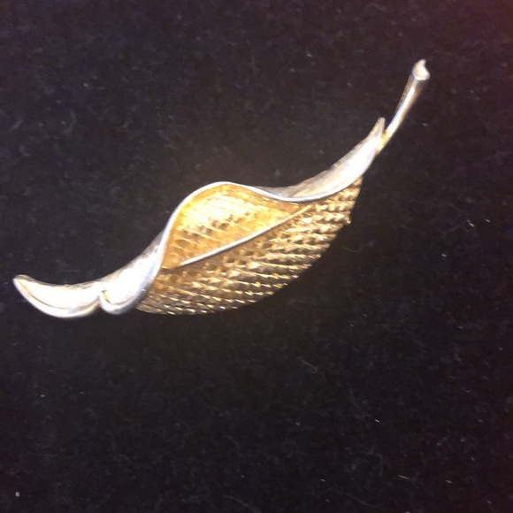SOLD - Closet Clear Out 🔥 -Coro Gold Tone Vintage Leaf Brooch - Picture 8 of 8
